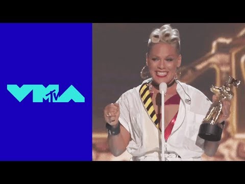 Pink receives MTV’s Vanguard honor from Ellen Degeneres. Delivers a moving speech
