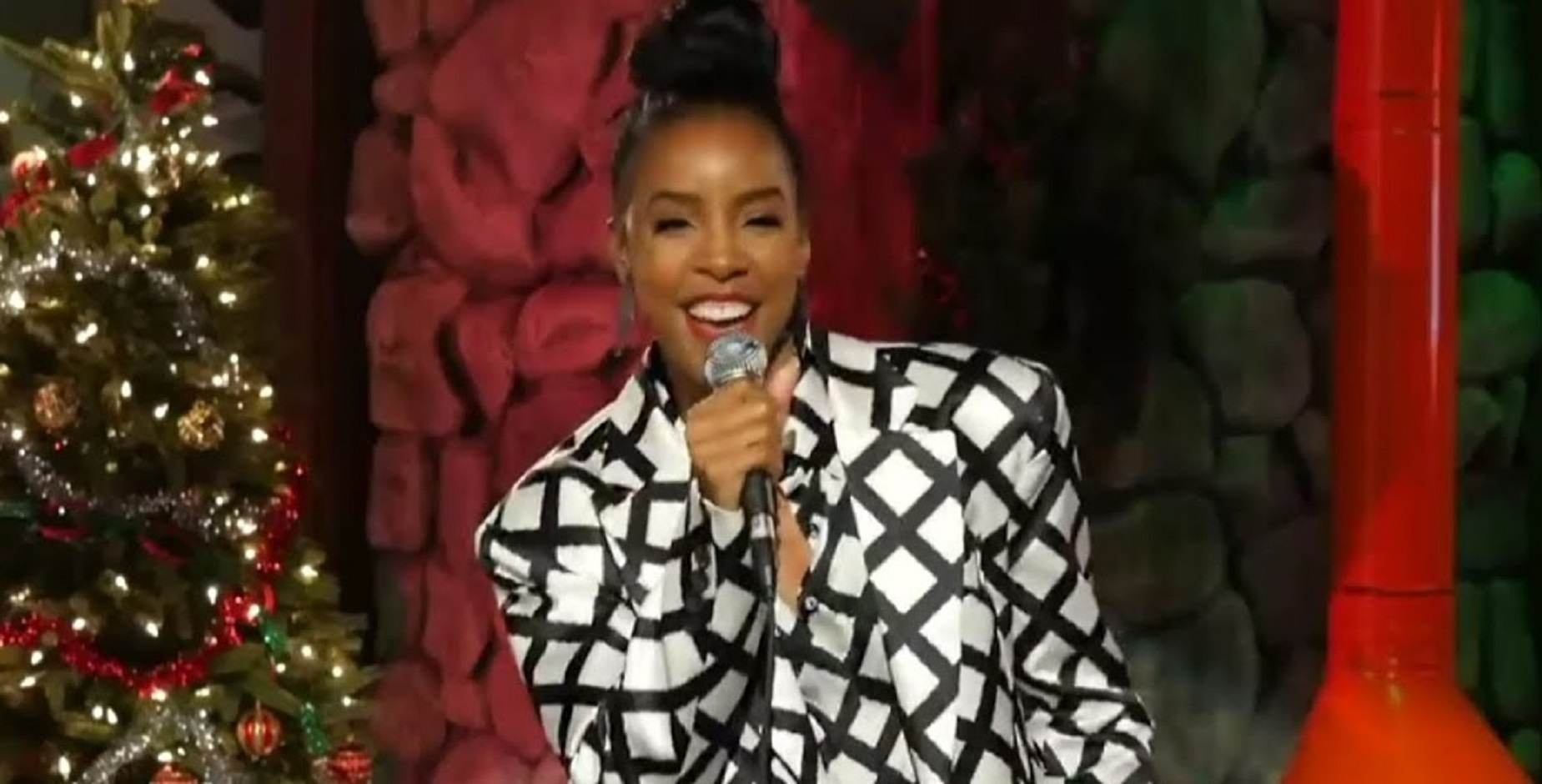 Kelly Rowland Performs a ‘Holiday-Remix’ Of Say My Name with Added Lyrics!