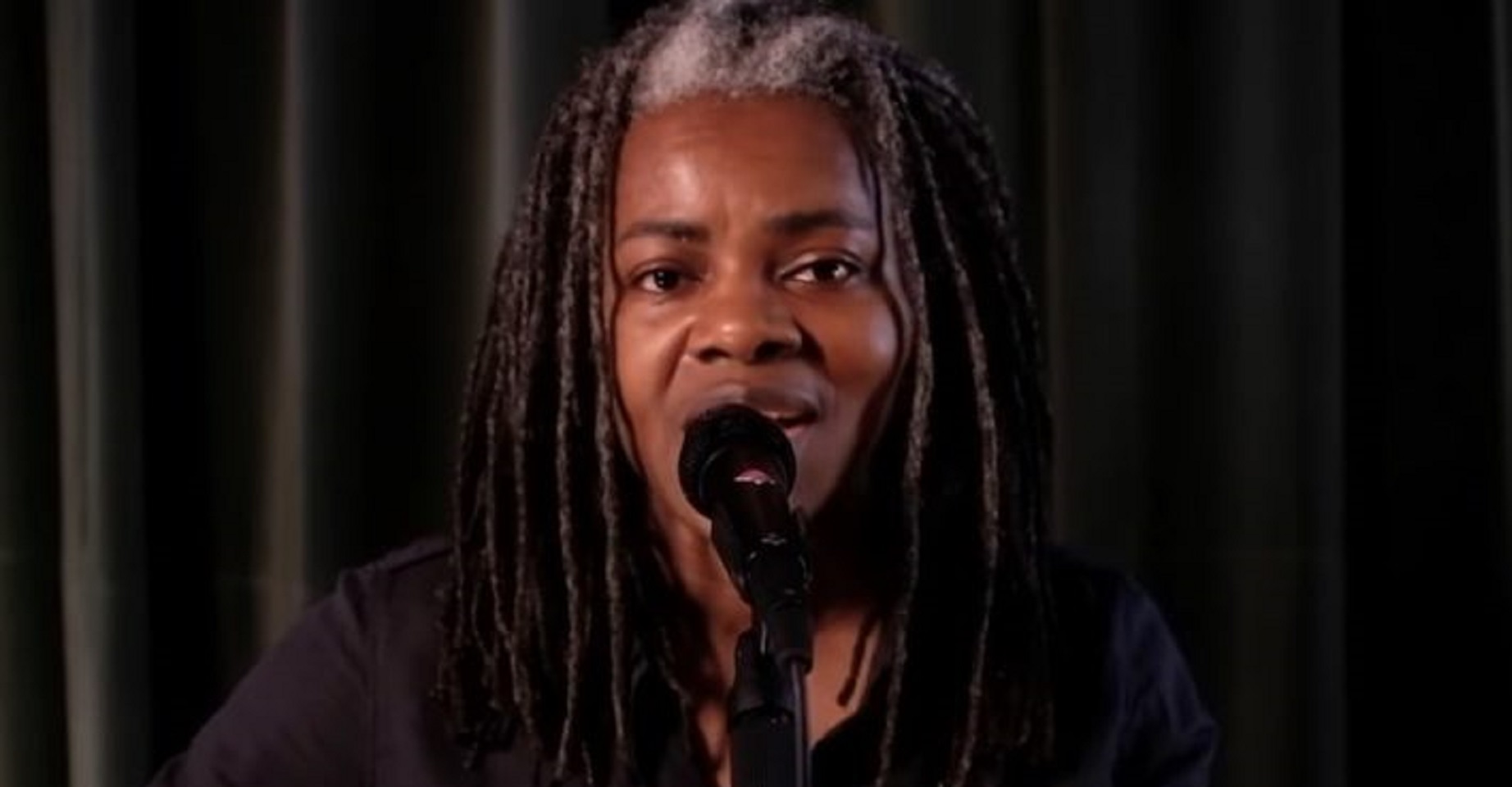 Fast Car Singer Tracy Chapman Makes Rare Tv Appearance Watch Her Perform Talkin Bout A Revolution Soundpasta