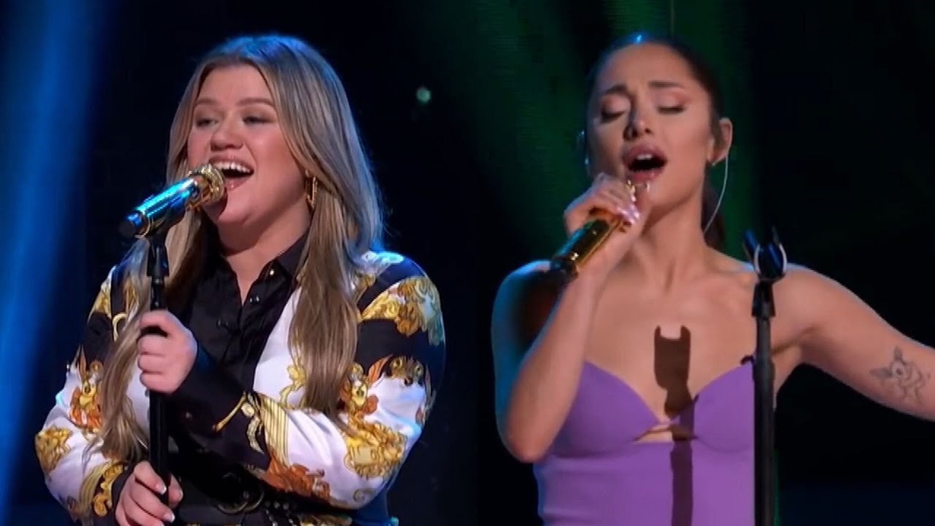 Watch: Kelly Clarkson & Ariana Grande Do A Vocal Showdown Singing Diva Classics From Whitney, Celine, Toni & More