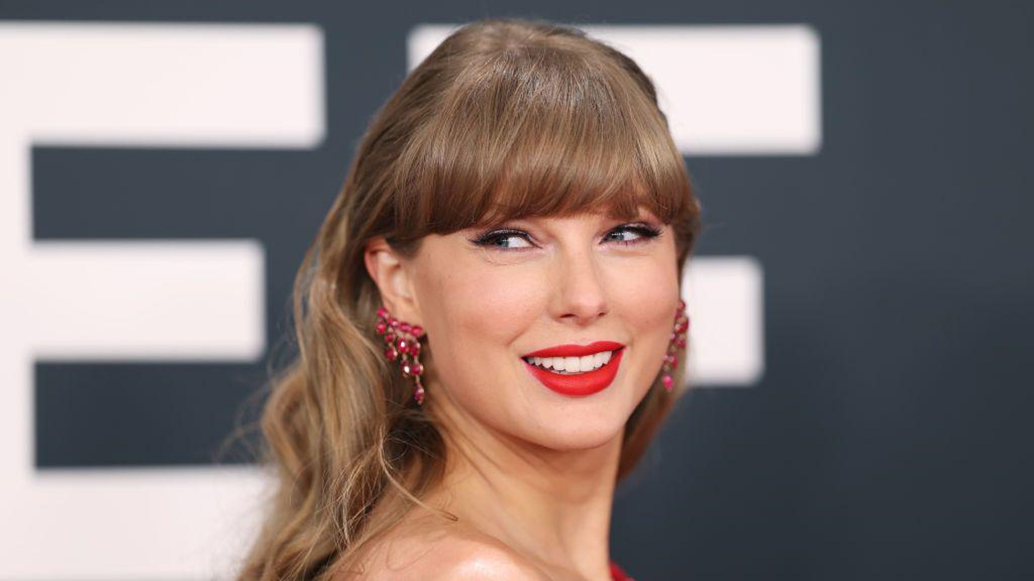 A Dazzling New Era Begins: Taylor Swift Announces New Album “The Life of a Showgirl”